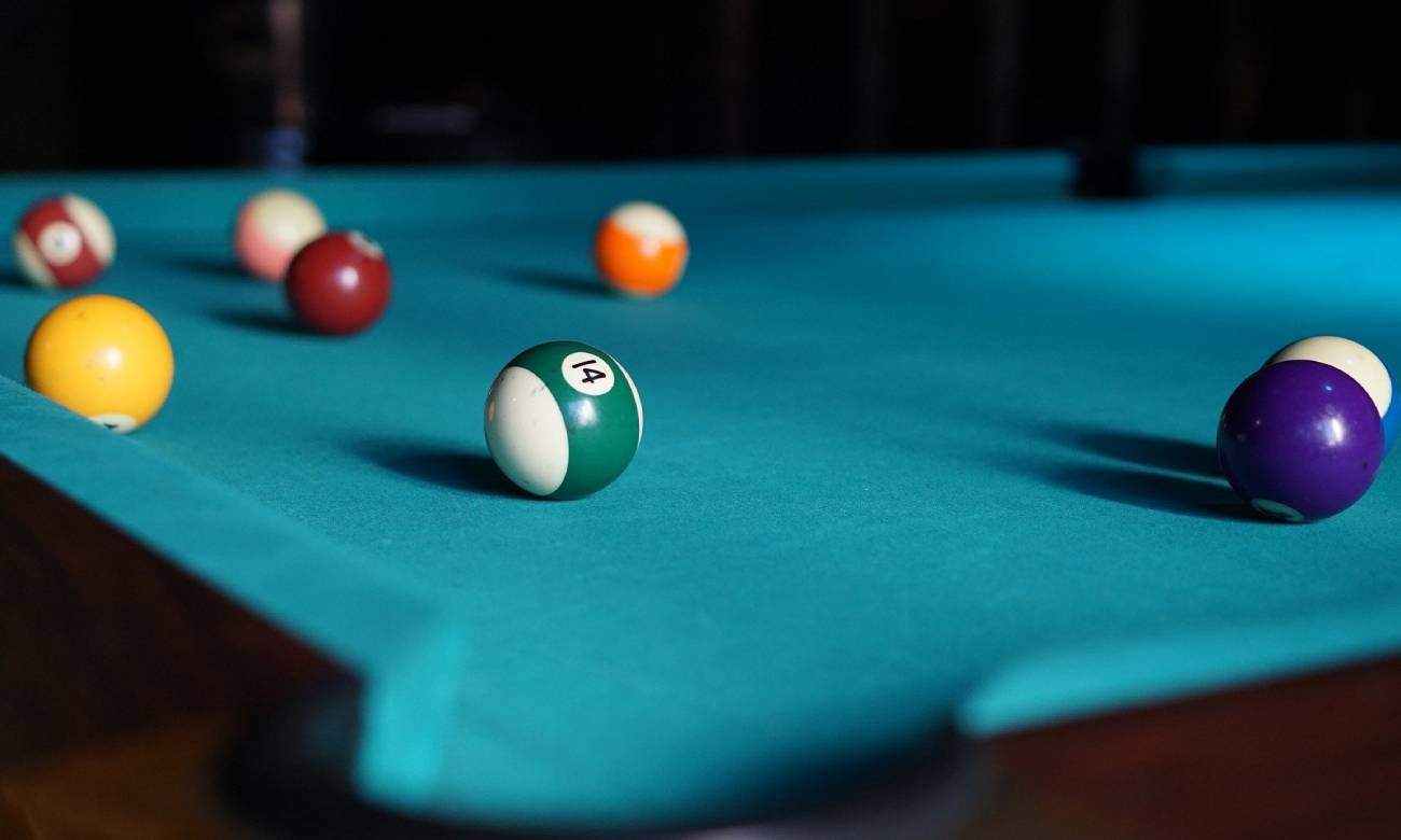 Bolas De Bilhar Americano Ou Jogo De Bilhar De Snooker Qualquer Um Dos  Vários Jogos Jogados Em Mesa Azul Foto de Stock - Imagem de colorido,  relaxamento: 188938030